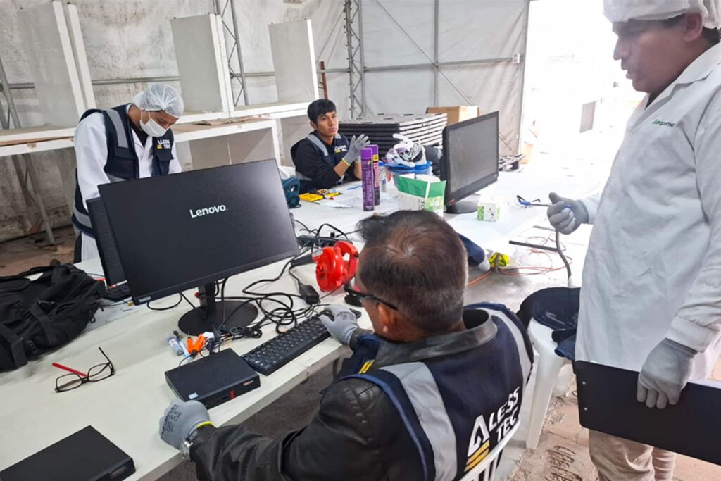 Técnico de Alesstec realizando un mantenimiento preventivo de TI en una empresa.