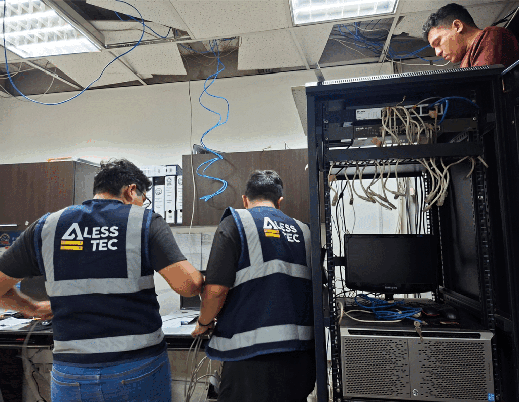 Técnico de Alesstec realizando mantenimiento preventivo de computadoras para asegurar la productividad.