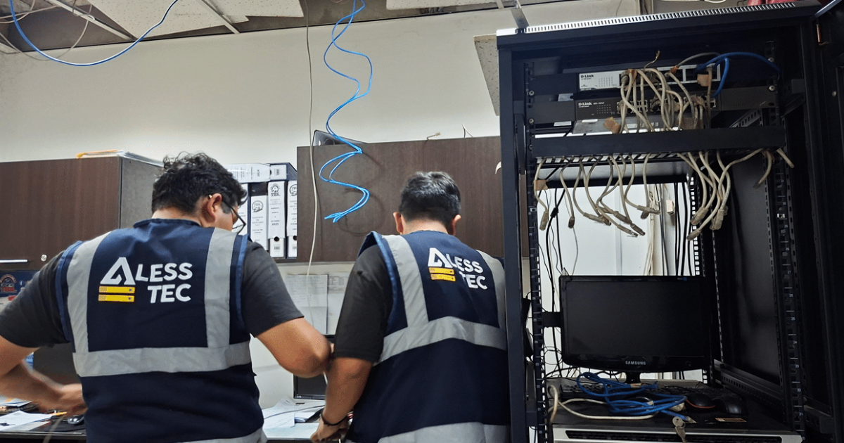 Técnico de Alesstec realizando mantenimiento preventivo de computadoras para asegurar la productividad.