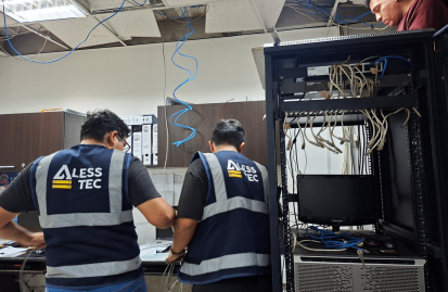 Técnico de Alesstec realizando mantenimiento preventivo de computadoras para asegurar la productividad.