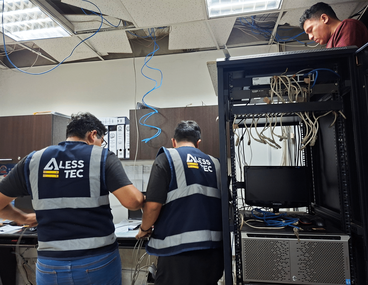 Caso de Éxito: Cómo un Proyecto de Cableado Estructurado Solucionó un Cuello de Botella Crítico (El Caso THR SAC) Técnico de Alesstec realizando mantenimiento preventivo de computadoras para asegurar la productividad.