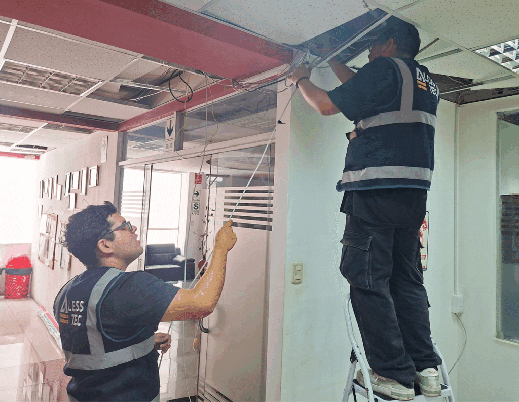 Cables CAT5 antiguos y enredados que fueron reemplazados por cableado estructurado CAT6.