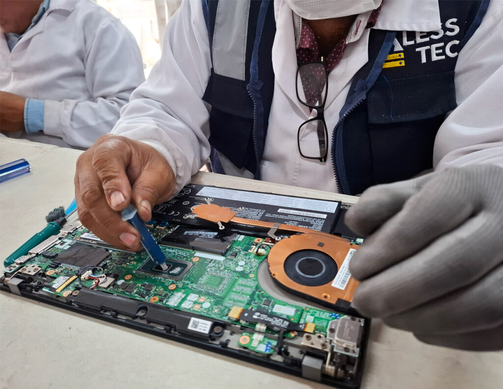 Técnico de Alesstec realizando mantenimiento preventivo de computadoras para asegurar la productividad.