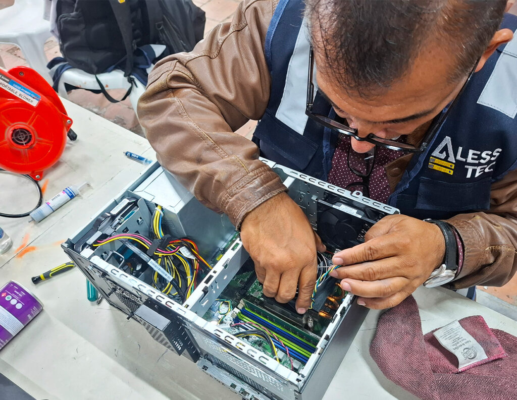 Técnico de Alesstec realizando mantenimiento preventivo de computadoras para asegurar la productividad.