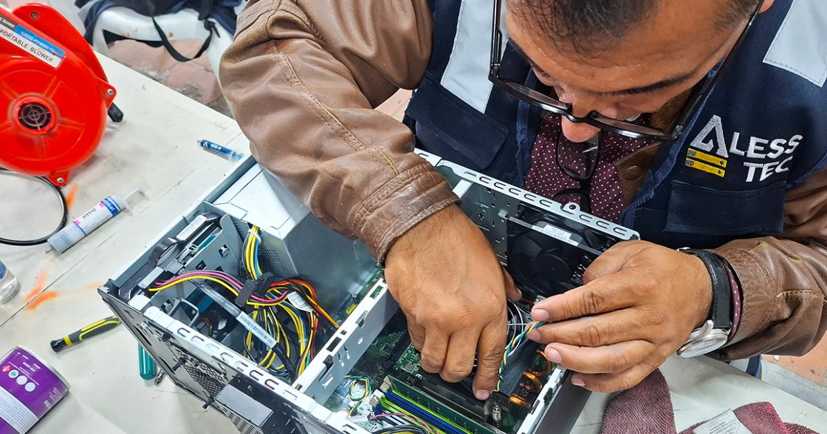 Técnico de Alesstec realizando mantenimiento preventivo de computadoras para asegurar la productividad.