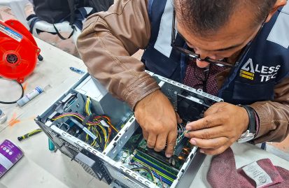 Técnico de Alesstec realizando mantenimiento preventivo de computadoras para asegurar la productividad.
