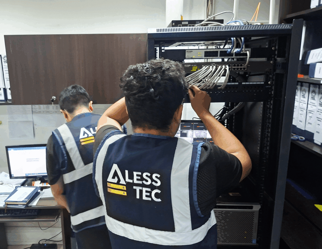 Rack de red de empresa ordenado después de la instalación de cableado estructurado CAT6.