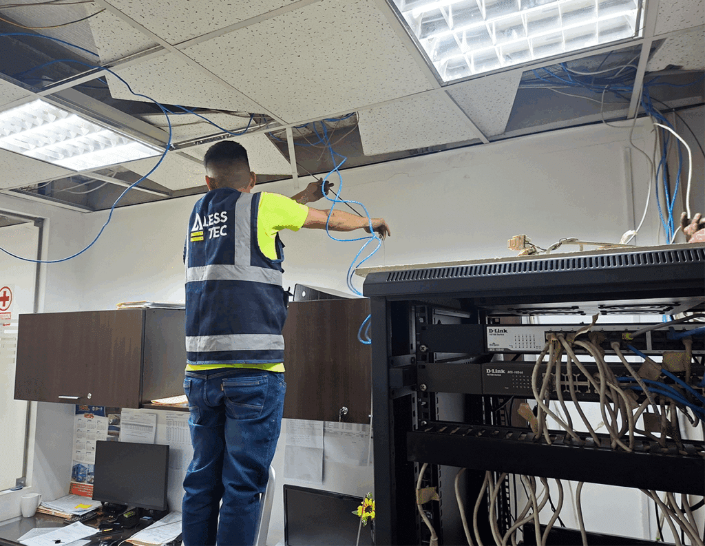Técnico de Alesstec instalando cableado estructurado CAT6 en empresa de Lima.