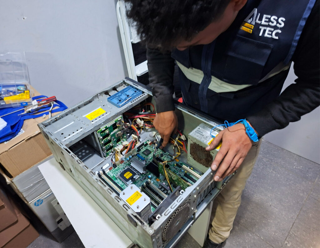 Técnico de Alesstec realizando la limpieza y gestión térmica como parte del mantenimiento de servidores.