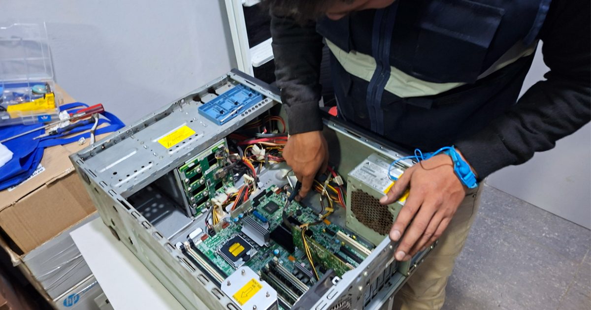 Técnico de Alesstec realizando la limpieza y gestión térmica como parte del mantenimiento de servidores.