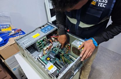 Técnico de Alesstec realizando la limpieza y gestión térmica como parte del mantenimiento de servidores.