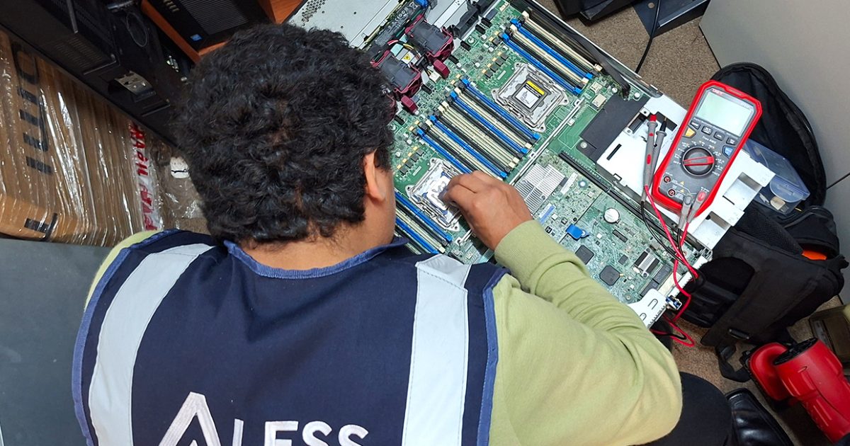 Técnico de Alesstec realizando medicion de voltaje como parte del mantenimiento de servidores.
