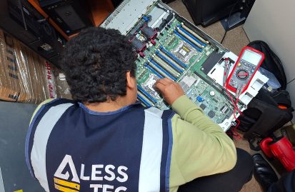 Técnico de Alesstec realizando medicion de voltaje como parte del mantenimiento de servidores.