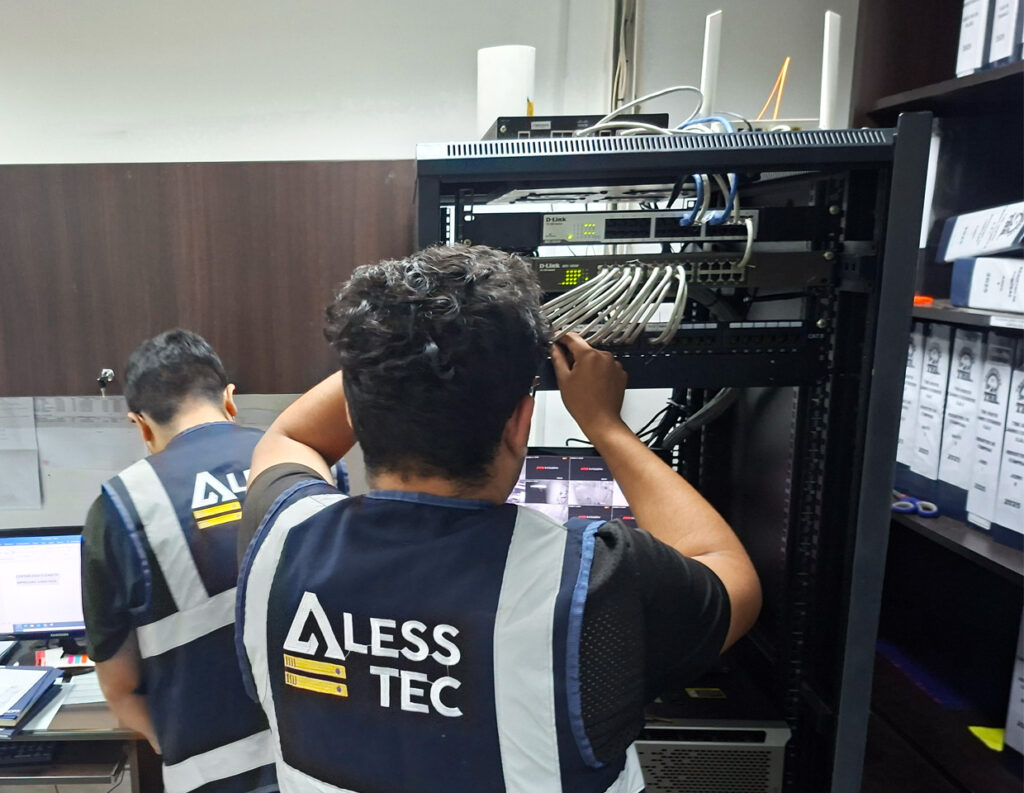 Diagnóstico de red empresarial realizado por Alesstec en una empresa de Lima para identificar fallas en switches y cableado.