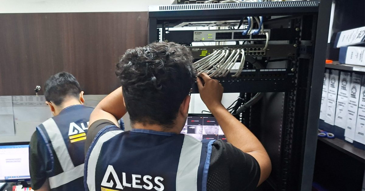Diagnóstico de red empresarial realizado por Alesstec en una empresa de Lima para identificar fallas en switches y cableado.