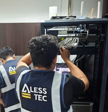 Diagnóstico de red empresarial realizado por Alesstec en una empresa de Lima para identificar fallas en switches y cableado.