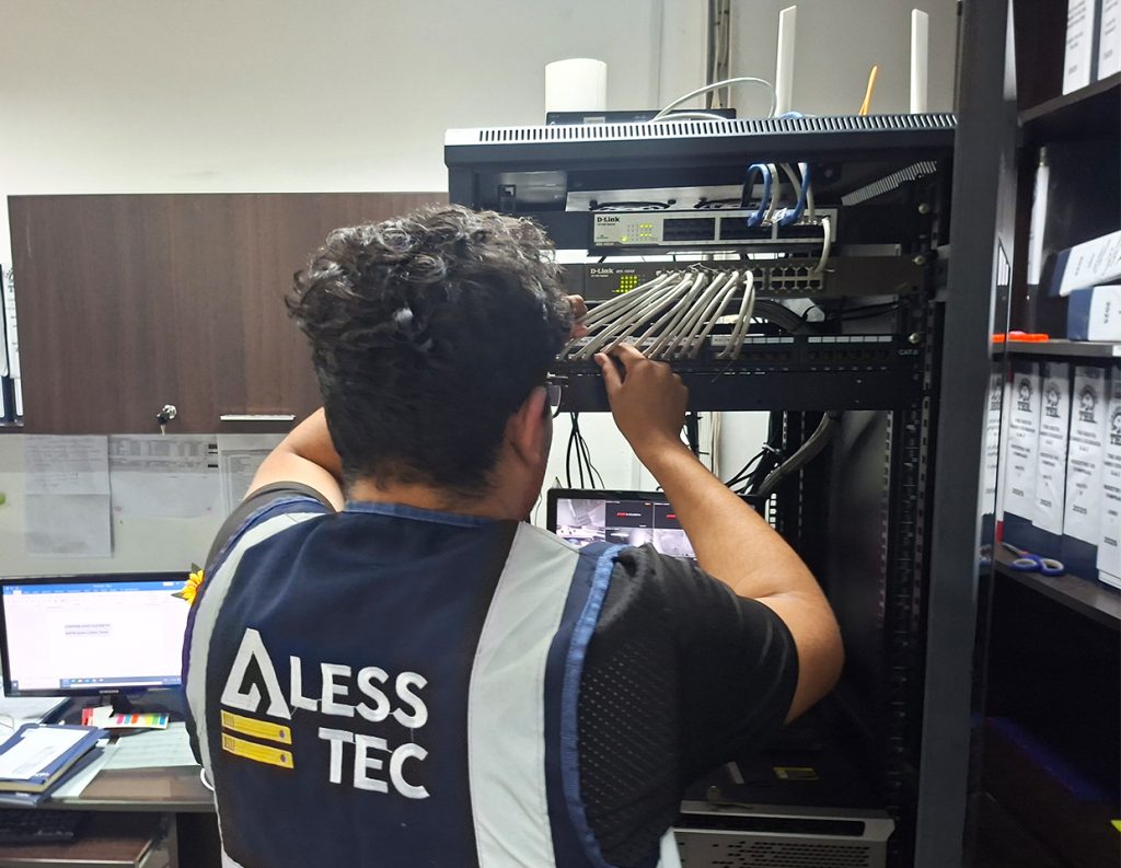 Tecnico realizando mantenimiento de rack para servidor