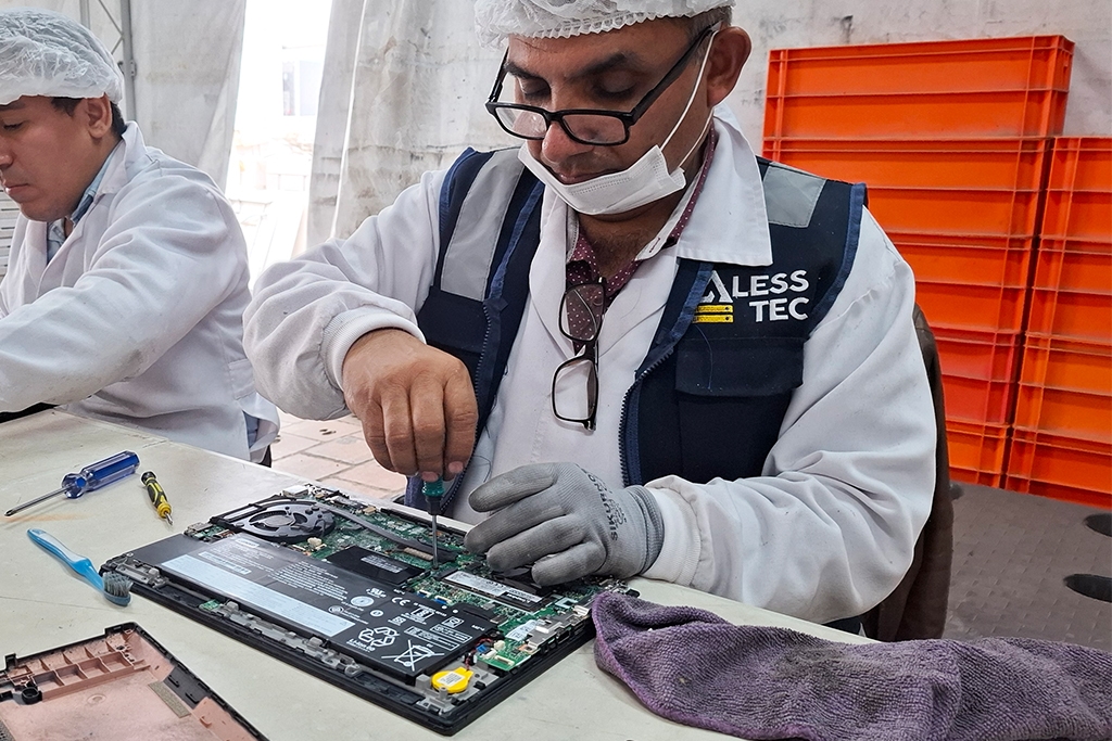 Mantenimiento de laptops para empresas Limpieza interna y cambio de pasta térmica en laptop empresarial para evitar sobrecalentamiento