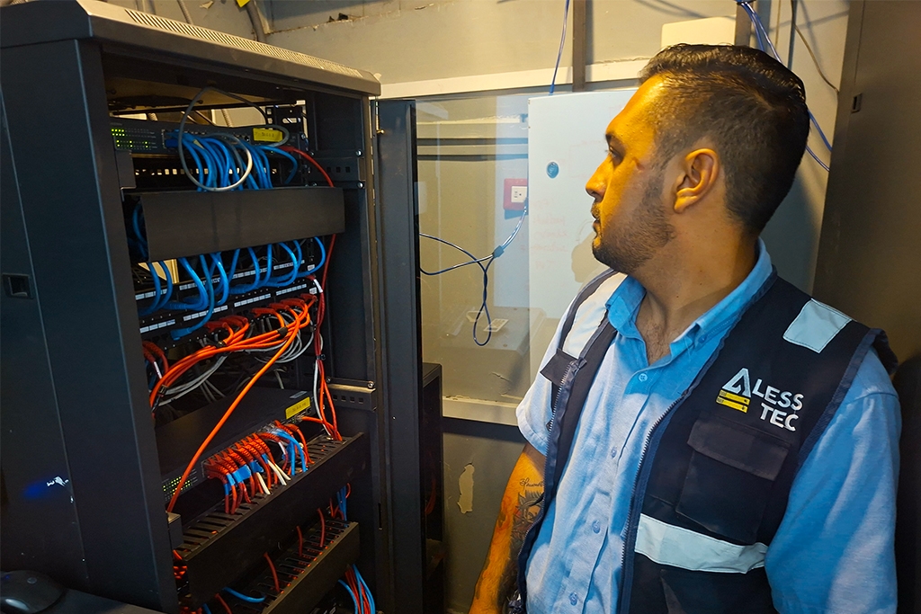 Técnico de ALESSTEC realizando mantenimiento preventivo a servidor en rack para empresa en Lima.