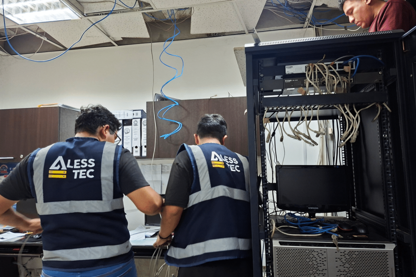 Técnico de Alesstec realizando mantenimiento preventivo de computadoras para asegurar la productividad.