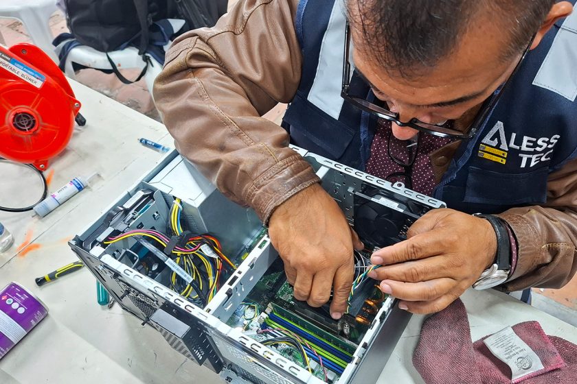 Técnico de Alesstec realizando mantenimiento preventivo de computadoras para asegurar la productividad.