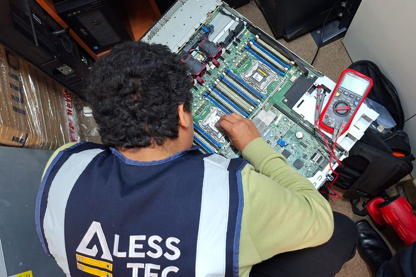 Técnico de Alesstec realizando medicion de voltaje como parte del mantenimiento de servidores.
